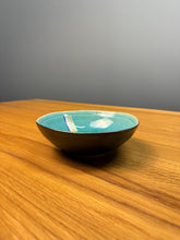 Lade das Bild in den Galerie-Viewer, Schüssel flach rund, außen schwarz / anthrazit, innen bläulich türkis