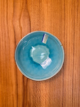 Lade das Bild in den Galerie-Viewer, Schüssel flach rund, außen schwarz / anthrazit, innen bläulich türkis
