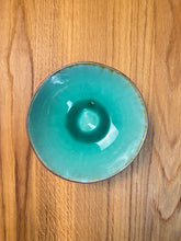 Lade das Bild in den Galerie-Viewer, Schüssel flach rund, außen schwarz/anthrazit, innen türkis/grün