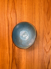 Lade das Bild in den Galerie-Viewer, Schüssel tief rund, außen schwarz/anthrazit, innen blau/türkis