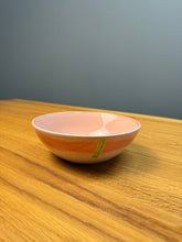 Lade das Bild in den Galerie-Viewer, Schüssel flach rund, außen rosa, innen rosa