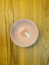 Lade das Bild in den Galerie-Viewer, Schüssel flach rund, außen rosa, innen rosa