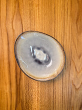 Lade das Bild in den Galerie-Viewer, Schüssel flach oval, außen gräulich, innen lila/grau