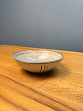 Lade das Bild in den Galerie-Viewer, Schüssel flach rund, außen gräulich, innen lila/grau