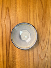 Lade das Bild in den Galerie-Viewer, Schüssel flach rund, außen gräulich, innen lila/grau