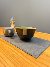 Lade das Bild in den Galerie-Viewer, Schüssel tief rund, außen schwarz/anthrazit, innen blau/türkis