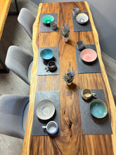 Lade das Bild in den Galerie-Viewer, Schüssel flach oval, außen gräulich, innen lila/grau