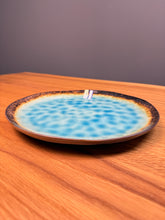 Lade das Bild in den Galerie-Viewer, Teller flach groß türkis mit braunem Rand