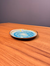 Lade das Bild in den Galerie-Viewer, Teller flach klein türkis mit braunem Rand