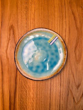 Lade das Bild in den Galerie-Viewer, Teller flach klein türkis mit braunem Rand
